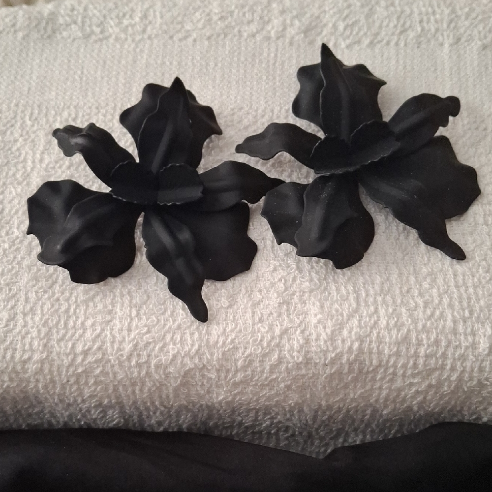 Elegant Black Flower Shaped Earf
